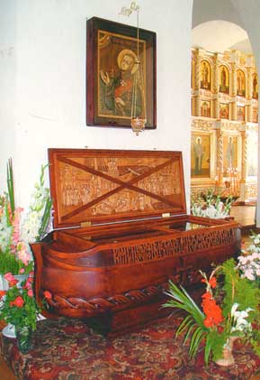 Картинки по запросу бюст и надгробие Прав. Федора Ушакова в Санаксарском монастыре